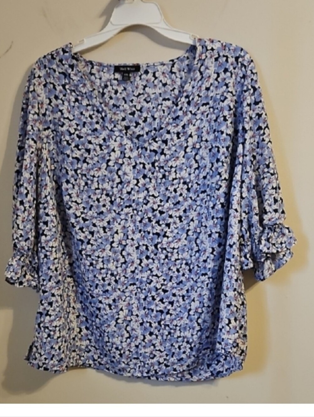 Well Worn Blue Floral V Neck Ruffle Sleevw Blouse. In EUC - Picture 6 of 6